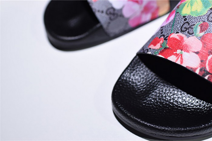 G*u*i leather slide sandal with flower  0400088498707