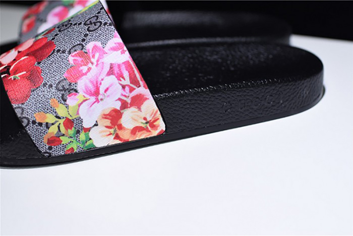 G*u*i leather slide sandal with flower  0400088498707