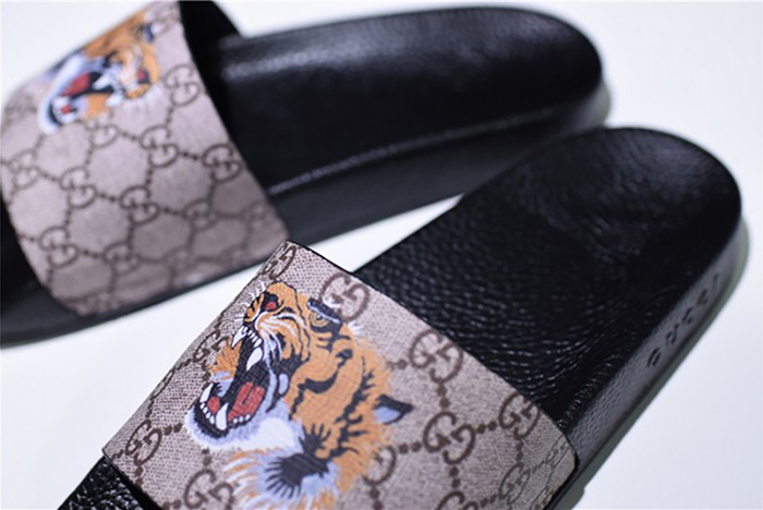 G*u*i leather slide sandal with tiger 456234 k5y00 8919