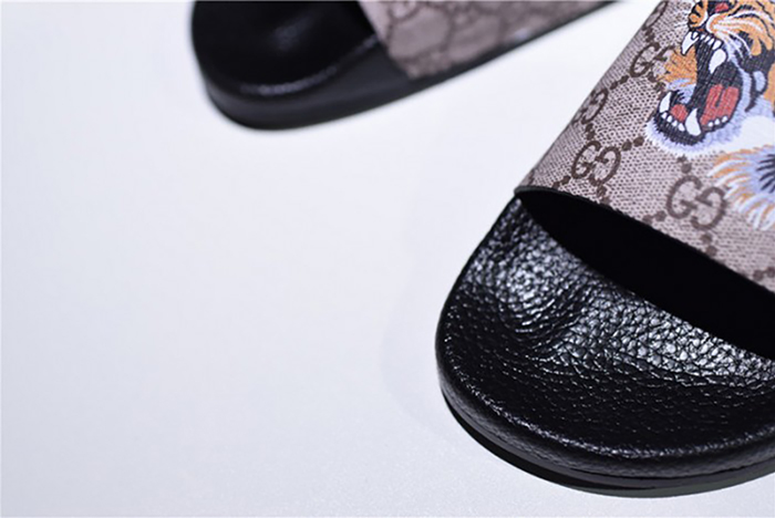 G*u*i leather slide sandal with tiger 456234 k5y00 8919