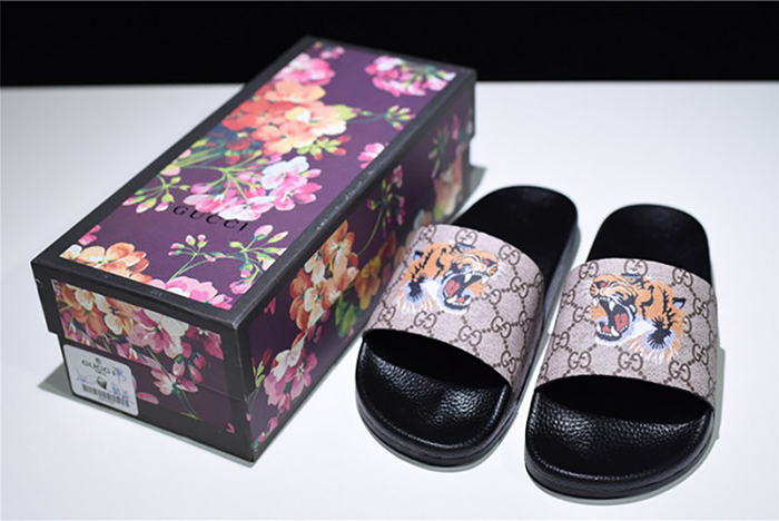 G*u*i leather slide sandal with tiger 456234 k5y00 8919