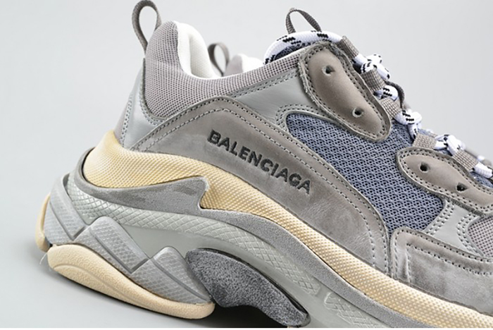 BALENCIAGA 17FW TRIPLE S WASHED SHOW SNEA GREY MENS AED2900
