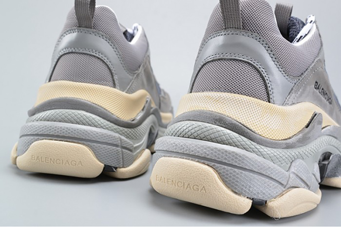 BALENCIAGA 17FW TRIPLE S WASHED SHOW SNEA GREY MENS AED2900