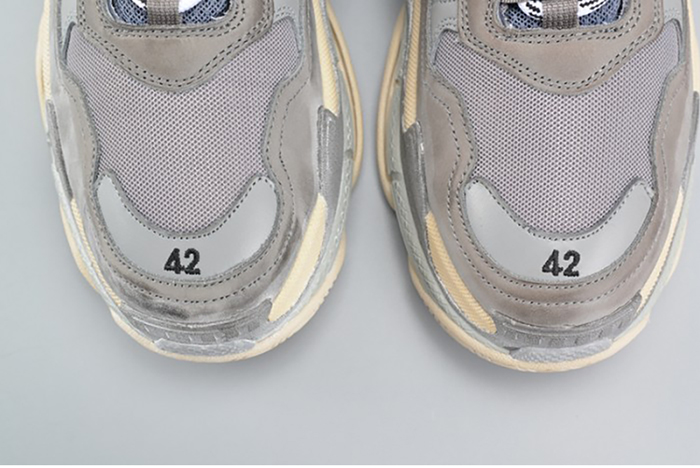 BALENCIAGA 17FW TRIPLE S WASHED SHOW SNEA GREY MENS AED2900