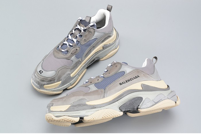 BALENCIAGA 17FW TRIPLE S WASHED SHOW SNEA GREY MENS AED2900