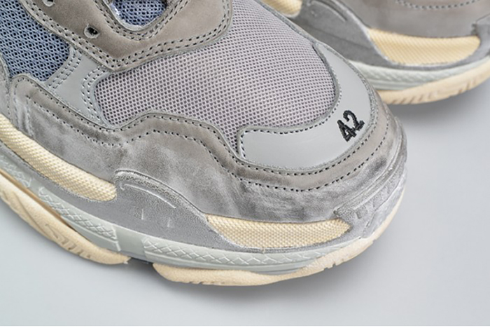BALENCIAGA 17FW TRIPLE S WASHED SHOW SNEA GREY MENS AED2900