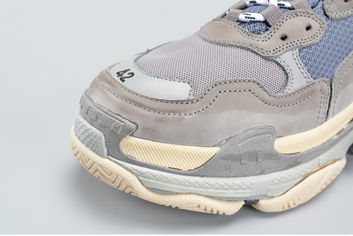 BALENCIAGA 17FW TRIPLE S WASHED SHOW SNEA GREY MENS AED2900