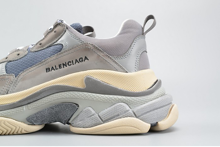 BALENCIAGA 17FW TRIPLE S WASHED SHOW SNEA GREY MENS AED2900