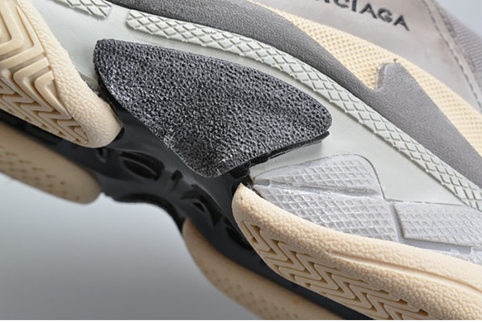 BALENCIAGA 17FW TRIPLE S WASHED SHOW SNEA GREY MENS AED2900