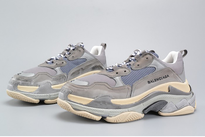 BALENCIAGA 17FW TRIPLE S WASHED SHOW SNEA GREY MENS AED2900