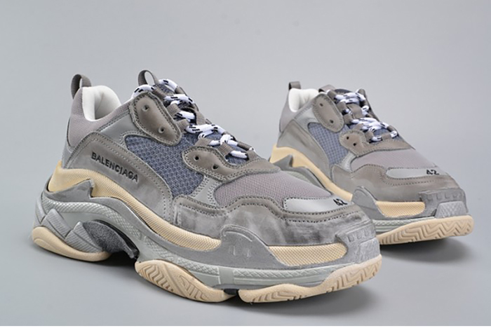 BALENCIAGA 17FW TRIPLE S WASHED SHOW SNEA GREY MENS AED2900