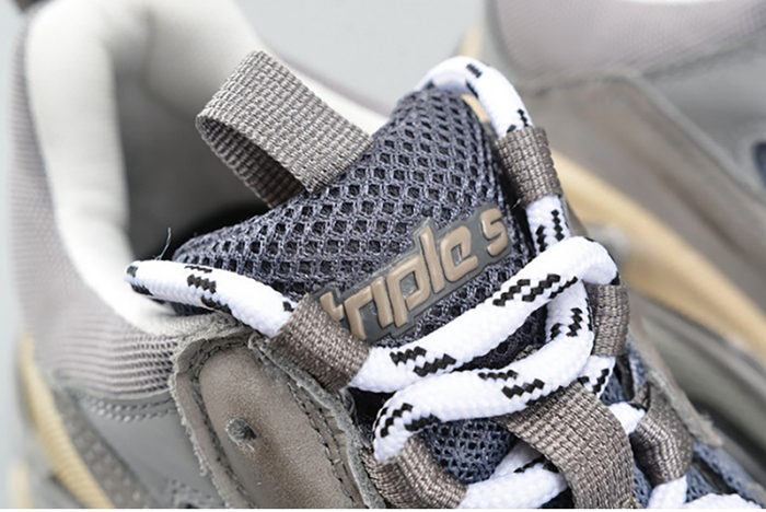 BALENCIAGA 17FW TRIPLE S WASHED SHOW SNEA GREY MENS AED2900
