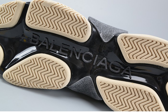 BALENCIAGA 17FW TRIPLE S WASHED SHOW SNEA GREY MENS AED2900