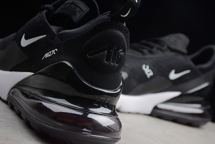 Nike Air Max 270 in black/white AH8050-002