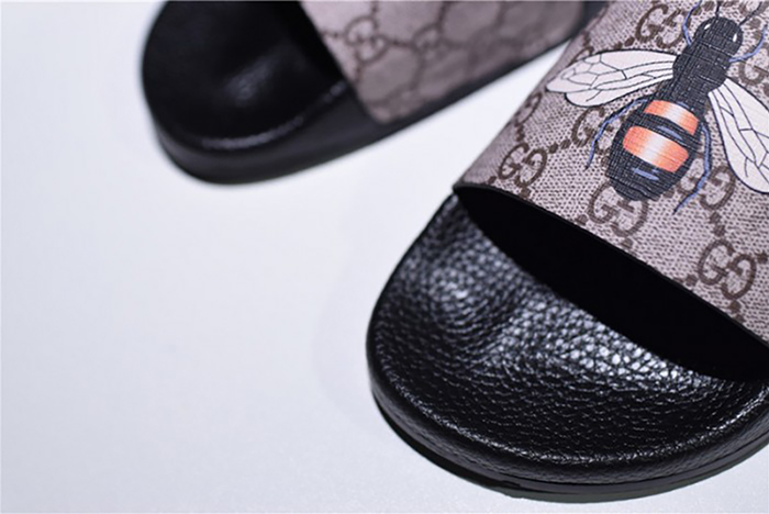 G*u*i leather slide sandal with plaid bee