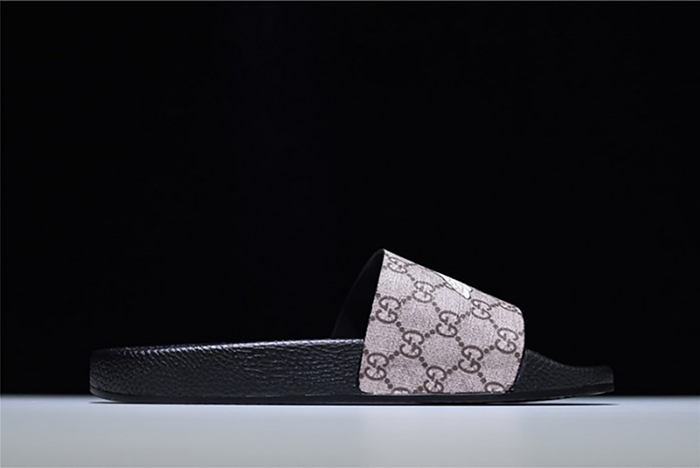 G*u*i leather slide sandal with plaid bee