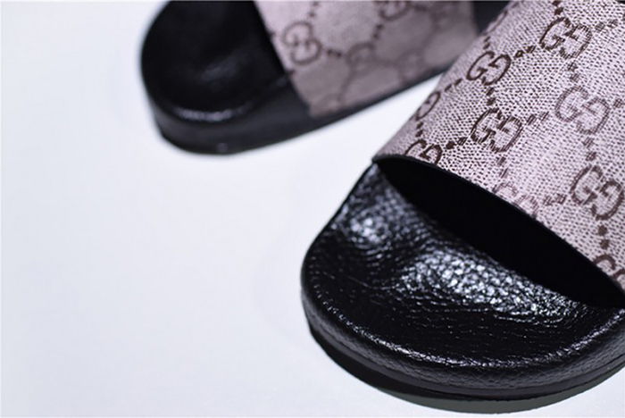 G*u*i leather slide sandal with plaid